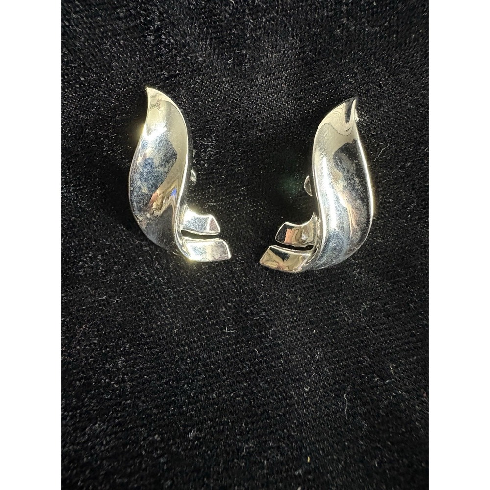 Crown Trifari huggie swirl 1 1/4" Silver tone clip-on vintage‎ earrings